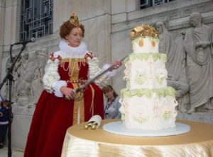 Queen Elizabeth I cuts Willaim Shakespeare's birthday cake at the Folger Shakespeare Libraray's annual bithday party. (Photo: Jeff Malet)