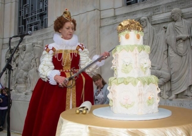 Queen Elizabeth I cuts Willaim Shakespeare's birthday cake at the Folger Shakespeare Libraray's annual bithday party. (Photo: Jeff Malet)