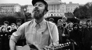 Pete Seeger performs at a protest in front of the U.S. Capitol. (PHoto: Washington Post/Getty Images)