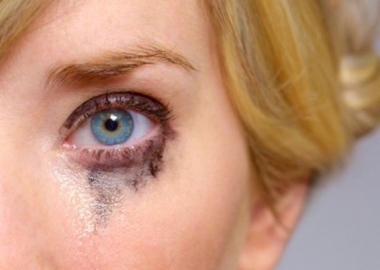 The heat smudges carefully applied eyeliner. (Photo: Getty Images)