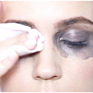 Don't scrub your eyes hard when removing makeup or your skin will start to sting. (Photo: Lifezen.com)