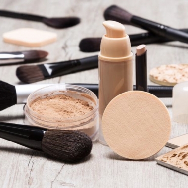 Choosing to wear a powder or liquid foundation depends on your preferences and skin type. (Photo: iStock)