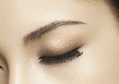 You do not have to wear only black eyeliner and eyeshadows for the fall. (Photo: Kate Tokyo)