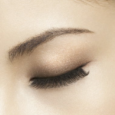 You do not have to wear only black eyeliner and eyeshadows for the fall. (Photo: Kate Tokyo)
