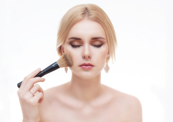 A powder foundation is much faster to apply than a liquid foundation. (Photo: Shutterstock)