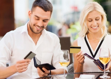 Is spIs splitting the bill the right thing to do? (Photo: Shutterstock)litting the bill the right thing to do? (Photo: http://abc13.com/)