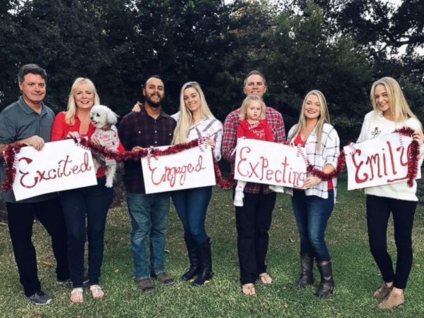 This now viral Christmas card accurately portrays what it's like to be single during the holidays. (Photo: Emily Seawright/Twitter))