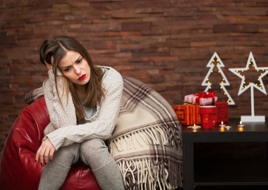 Don't stress being single this holiday season - just switch up the conversation. (Photo: tinatin1/iStock)