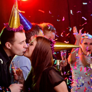 You don't need a boyfriend to land a New Year's Eve kiss. (Photo: iStock Photo)