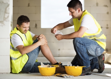 The Stop the Bleed initiative wants to teach everyone how to stop bleeding and save lives. (Photo: Halfpoint/Getty Images)