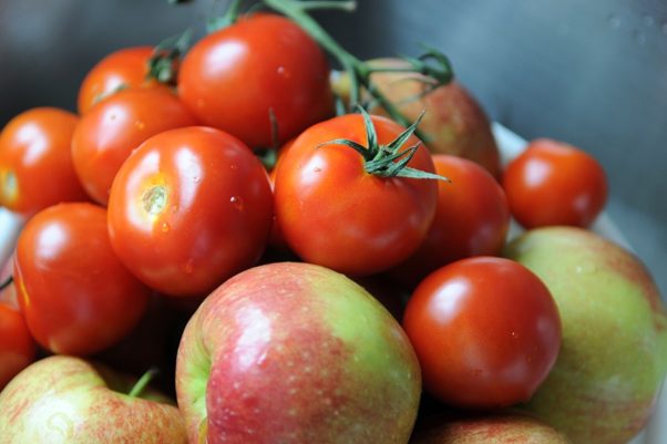 A new study from Johns Hopkins found that eating fresh tomatoes and apples could help repair lung damage from smoking. (Photo: iStock)