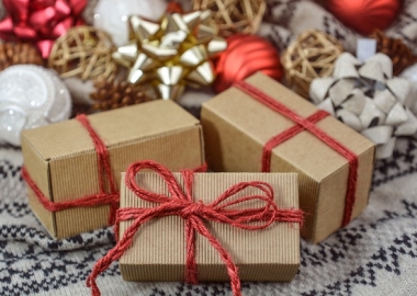 Keep a few extra gifts wrapped and on hand for unexpected visitorys. (Photo: monicore/Pixabay)