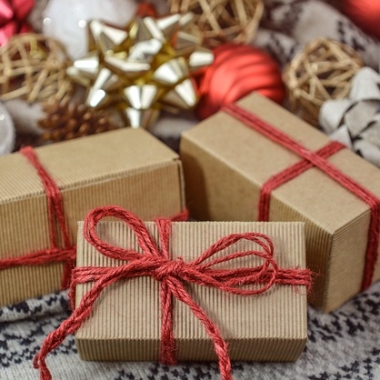 Keep a few extra gifts wrapped and on hand for unexpected visitorys. (Photo: monicore/Pixabay)