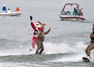 Santa and two raindeer on skis. (Photo: AFP)