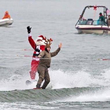 Santa and two raindeer on skis. (Photo: AFP)