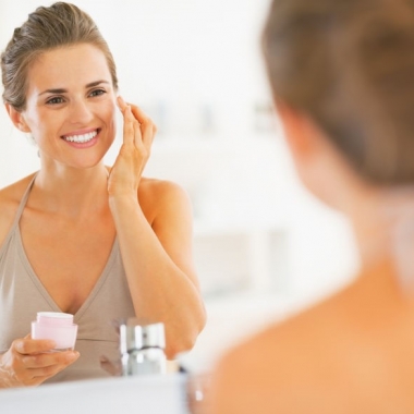 You should wash your face before applying makeup to get rid of dry skin and apply moisturizer before applying makeup. (Photo: Deposit Photos)