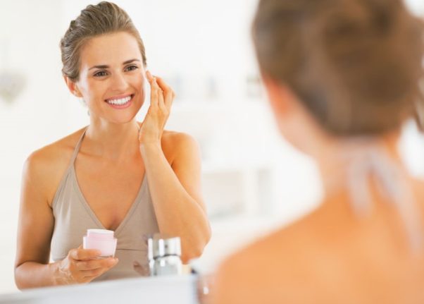 You should wash your face before applying makeup to get rid of dry skin and apply moisturizer before applying makeup.  (Photo: 123rf)