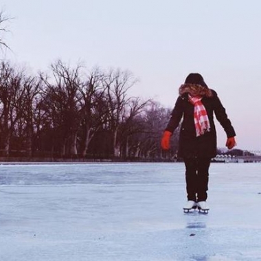 A hat, scarf and gloves all all must-haves for a day of skating. (Photo: birdettemurray_color/Instagram)