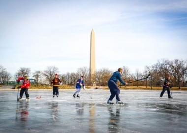 Ice hockey players should dress in layers, use the proper equipment and wear helmets to avoid injuries. (Photo: angel-beil/Instagram)