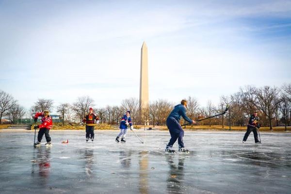People playing ice hockey at Constitution Garden. (Photo: angel-beil/Instagram)