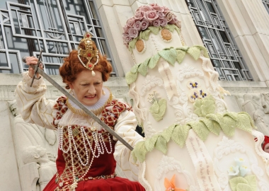 Queen Elizabeth I cuts William Shakespeare's birthday cake at the Folger Shakespeare Library. (Photo: Lloyd Wolf/Folger shakespeare Library)