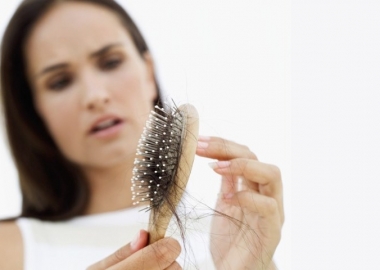 If you comb your hair soaking wet, you are bound to tear out pieces of your hair that are already brittle. (Photo: Getty Images)