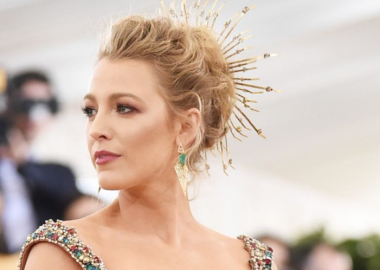 Blake Lively's regal look was brought down to earth with her natural looking makeup. (Photo: Jamie McCarthy/Getty Images)