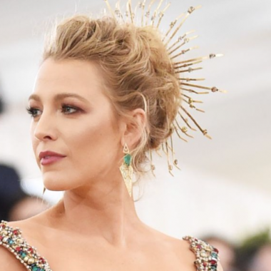 Blake Lively's regal look was brought down to earth with her natural looking makeup. (Photo: Jamie McCarthy/Getty Images)