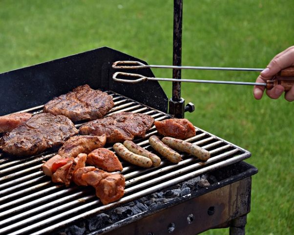 Meat on a charcoal grill. (Photo: PhilippT/Pixabay)