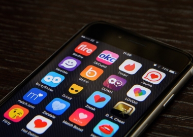 Be aware of online dating dangers before you dive in. (Photo: Getty Images)