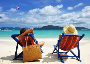 Taking a couple's beach trip is both relaxing and romanic. (Photo: Haveseen/Depositphotos)