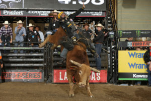 Matt Triplett grits it out on Beaver Creek Beau during the second round of the Atlantic City PBR. (Photo: Andy Watson/Bull Stock Media)