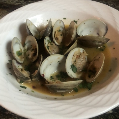 A bowl of steamed clams. (Photo: Slate Wine Bar + Bistro)