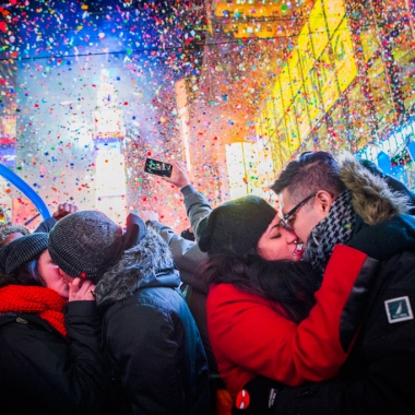 Coupes kissing at midnight in New York's Times Square. (Photo: Getty Images)