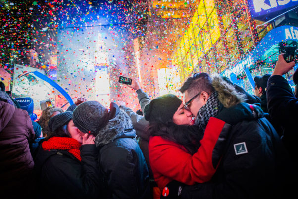 Coupes kissing at midnight in New York's Times Square. (Photo: Getty Images)