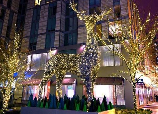 A 25-foot reindeer made of vines and covered in white lights. (Photo: fotosbymickeze/Instagram)