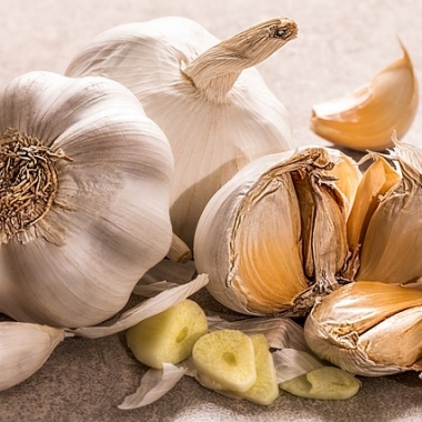Several buches and cloves of garlic. (Photo: Steve Buissinne/Pixabay)