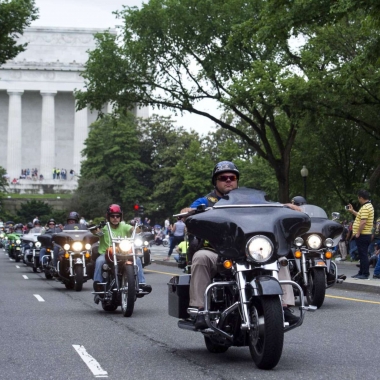RollingThunder rides past the Lincoln Memorial. (Photo: Cliff Owen/AP)