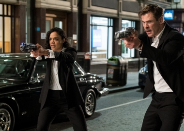 Em (Tessa Thompson) and H (Chris Hemsworth) pull their weapons. (Photo: Sony Pictures)