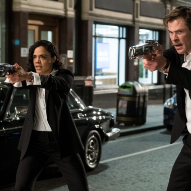 Em (Tessa Thompson) and H (Chris Hemsworth) pull their weapons. (Photo: Sony Pictures)
