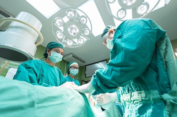 Surgeons operating in an operating room. (Photo: sasint/Pixabay)