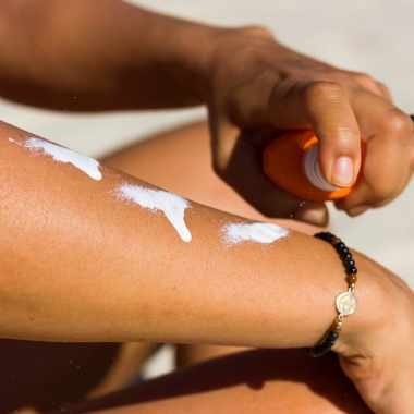 Person squirting suncreen on their arm. (Photo: Getty Images)