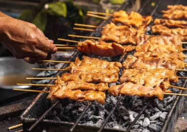 Beef and chicken skewers on a coal grill. (Photo: Shutterstock)