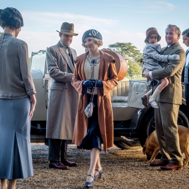 Lady Grantham (Elizabeth McGovern), Lord Hexham (Harry Hadden-Paton), Lady Hexam (Laura Carmichael), Lord Grantham (Hugh Bonneville) and Andy (Michael Fox) as Andy get out of a car as they return to Downton Abbey. (Photo: Jaap Buitendijk/Focus Features)