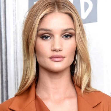 Model Rosie Huntington-Whiteley with gossamer blonde hair. (Photo: Getty Images)