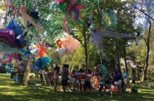Kides on the grounds of the Kreeger Museum doing arts and crafts. (Photo: Kreeger Museum)