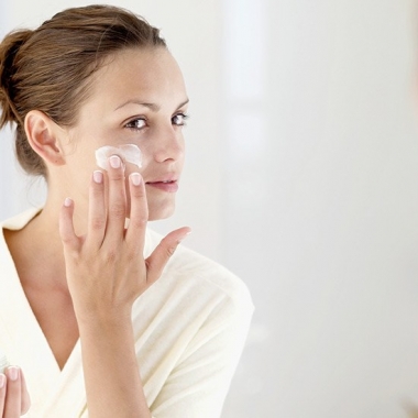 Woman applying moisturizer to her face. (Photo: Stockbyte)