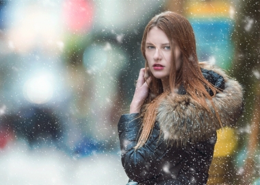 A auburn haired woman in a coat with a run lined hood standing in the snow. (Photo: Nissor Abdourazakov/Pixabay)