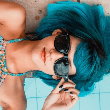 Woman with turquoise-colored hair wearing sunglasses (Photo: Daniel Sampaio/Pixabay)