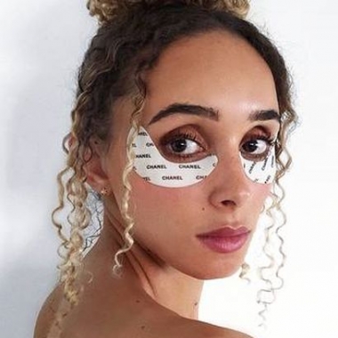 A woman using anti-wrinkle eye revitalizer with hydrogel patches under her eyes. (Photo: Cassandra Caldwell/Instagram)